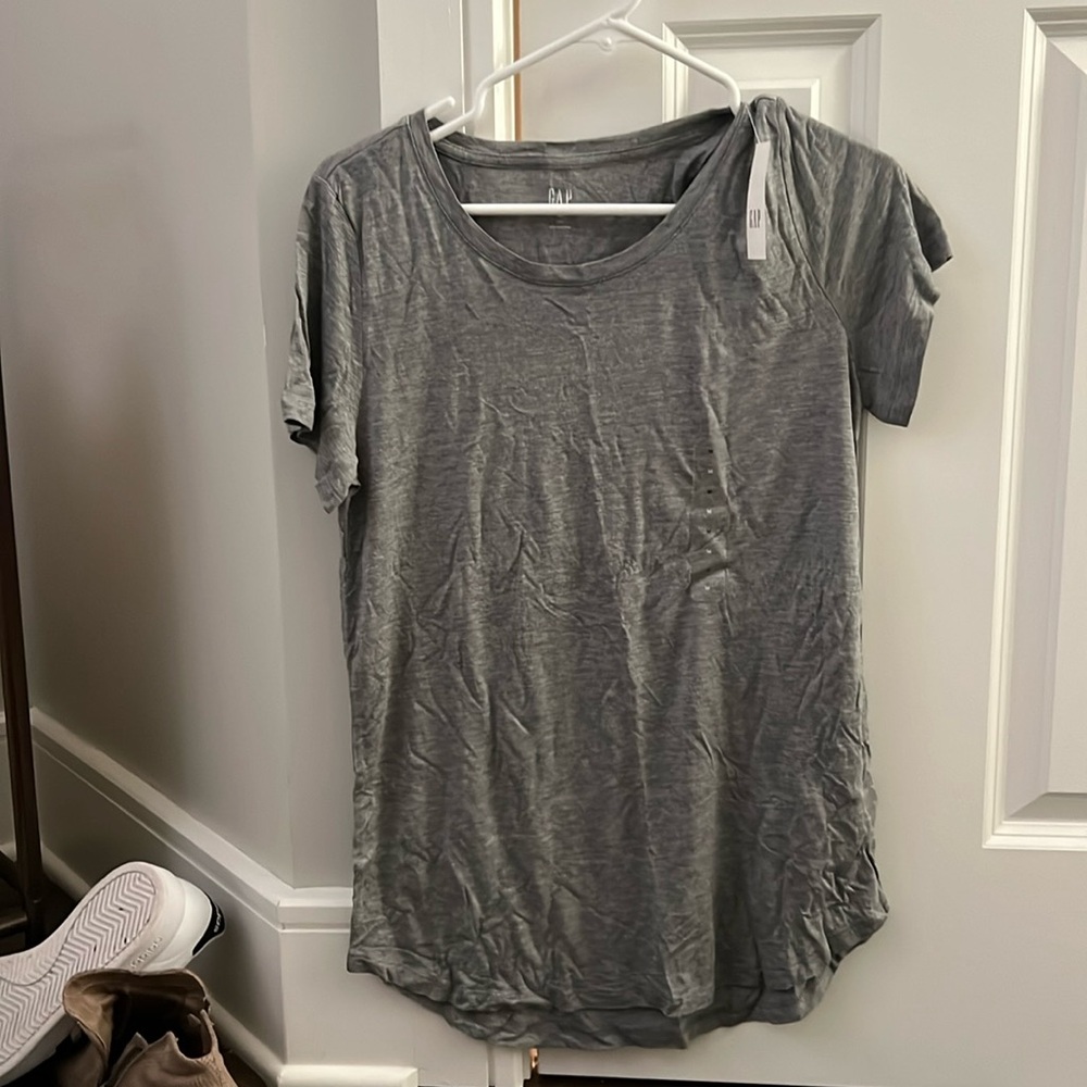 Gap grey T-shirt